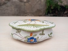 Jolie boîte en faïence de Moustiers signée Matet mesurant 11,4 X 8 cm