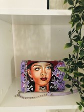 Sac peint à la main et signé par l’artiste KTy3338. "Rihanna” 19x15 cm