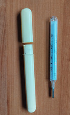 Thermomètre médical vintage en verre dans son étui plastique