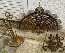 serviteur de cheminée en laiton avec chenets et pare feu éventail