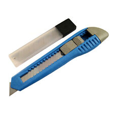 CUTTER PRO LAME EN METAL DE 18mm AVEC ETUI ET LAMES DE RECHANGE  2 COULEURS NEUF