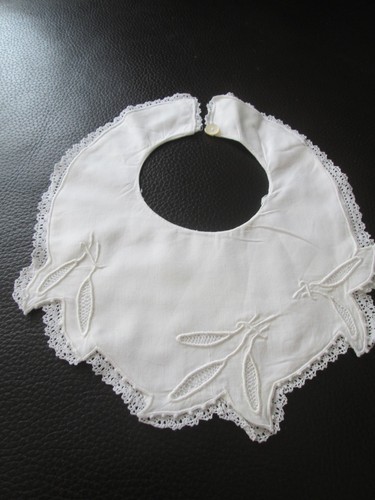 Bavoir ancien blanc brodé et - ancien, -brodé