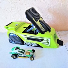 Lot lanceur 2002 avec une voiture 2001 HOT WHEELS