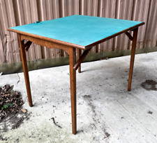 Table à jeux pliable en bon état correct . 87x77cm