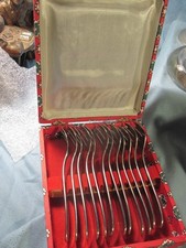 12 Fourchettes à huitre en inox dans un coffret recouvert d'un papier provençal