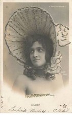 SPECTACLE AF#DC576 FEMME AVEC UN CHAPEAU ET COLLIER WILLIOT