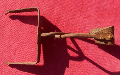 Ancien petit piège taupe - ,