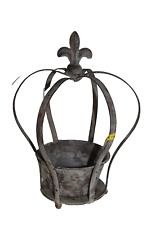 COURONNE AVEC POT ET FLEUR DE LYS EN FER FORGE PATINE 