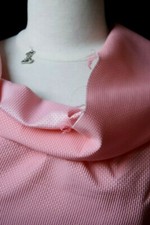 Tara Jarmon.Sublime jacquard stretch façonné micro-texturé rose points blancs