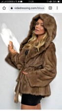 Manteau court en vison, a capuche
