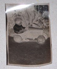 Jeune Enfant in voiture pédale tole vintage format 9 cm x 6 cm négatif - photo