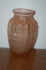 Vase art déco en verre moulé