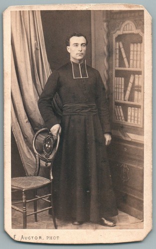 Cdv 1860 prêtre - en, pose