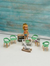 Shelly joue avec son bébé dans son petit salon  OOAK