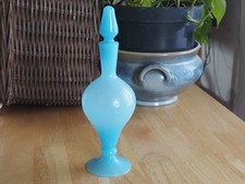 Flacon bouteille soliflore opaline bleue.Haut 26 cm. diamètre base 7,2 cm. TBE
