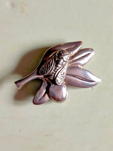 Broche cigale sur feuille - , de