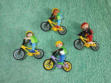 Sports Jeux City Life PLAYMOBIL - Quatre enfants en VTT avec casques, sacs à dos