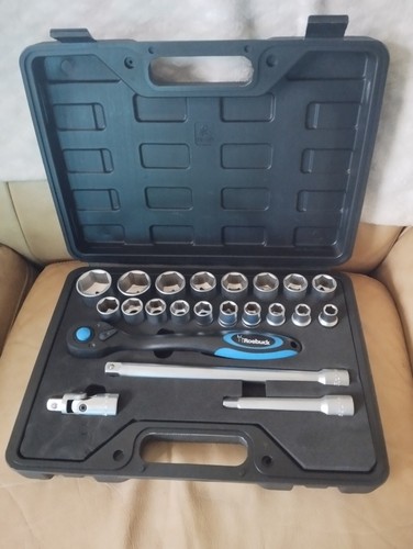 Caisse outils - à,