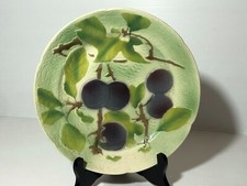 NOV21B --  magnifique assiette ancienne en barbotine décor de prunes St Clément