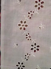 COUPON de BRODERIE ANGLAISE mécanique TISSU VINTAGE COTON BLANC  1,25 m X 1,50 m
