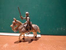 n°5 chevalier cuirasse épée lys rouge cheval  schleich