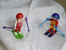 Sport d'hiver PLAYMOBIL - Deux enfants, skis, bâtons, casques, dont un à visière