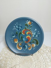 Ancienne assiette en bois de style Norvégienne peinte à la main à suspendre 