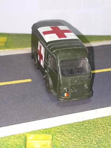 Dinky toys renault ambulance - dinky,