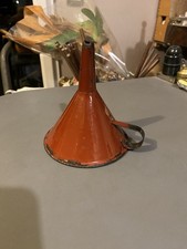 Ancien entonnoir en tôle