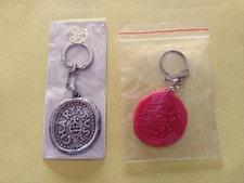 ANCIENS PORTE CLÉS 1 AUGIS + 1 PVC CHARTREUSE 1605 BLASON SCEAU LIQUEUR MOINES