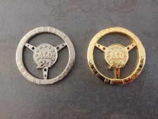 2 Médaille, Badge, Insigne Calandre, Volant Or Et Argent 24 Heures Du Mans.  ACO