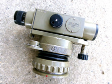 ANCIEN THEODOLITE DANS SON