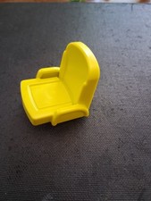 fauteuil jaune en pièce