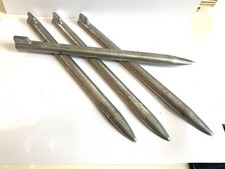 4 Anciens piquets de tente