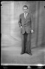 Portrait studio j. homme debout -  ancien négatif photo verre an. 1940