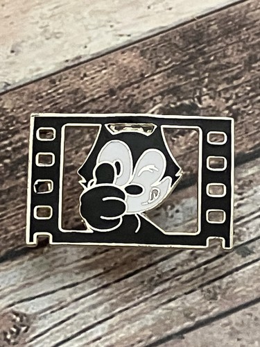 Pin felix chat signé - pin’s,