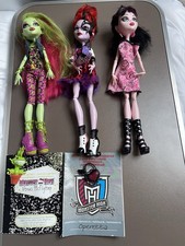 Lot de 3 poupées Monster High: Venus Mc Flytrap, Draculaura et Operetta