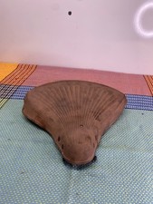 Très ancienne selle de moto à restaurer dessus un peu craqueler   A708