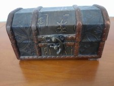 Petit coffre au trésor en bois, cuivre et métal, joliment ouvragé