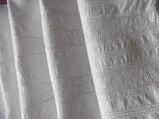 Taie d'oreiller avec Double Entredeux aux motifs Floraux et Plis Plats