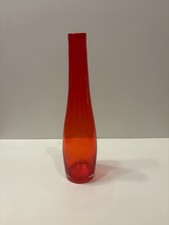 Vase rouge en verre soufflé