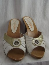 Paire de sabots "YOU YOU" Ouverts en bois, cuir plissé blanc et doré