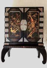 Ancien cabinet/coffret à bijoux sur socle en bois laqué.Asie,Chine,Japon. Tansu.