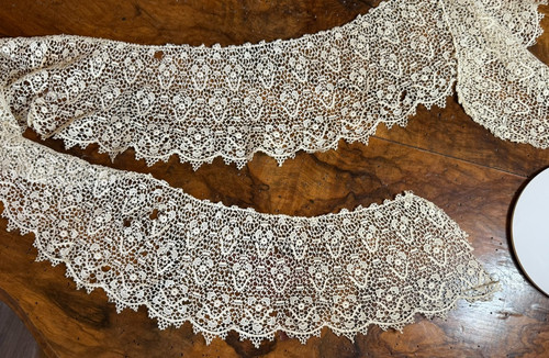 Textile ancien volant de - textile,