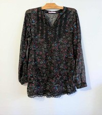 Blouse noire à fleurs