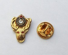 pin's doré trophée cerf