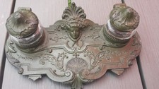 Ancien curieux encrier en régule décor floral mascaron couleur verte MILITAIRE ?