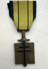 Croix compagnon de la Liberation, modele à la poignée striée sur les cotés, 1945