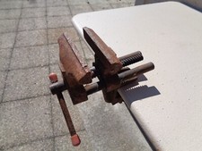 Outil ancien : etau d'atelier pour etabli a vis de serrage pour bord de table