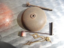 Ancienne cloche de comtoise diamètre 125 m/m en acier/fer avec clé et aiguilles